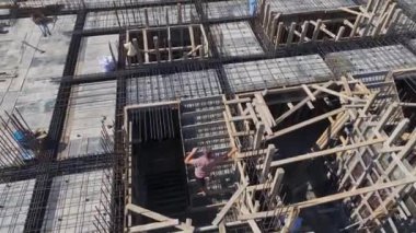 İşçilerin faaliyet gösterdiği hareketli bir inşaat sahası, her görevde önemli ilerleme kaydediyor..