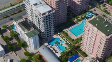 Birinci sahil şeridindeki lüks bir yerleşim yeri. En iyi okyanus manzarası ve deniz kıyısında yaşam olanağı sunuyor..