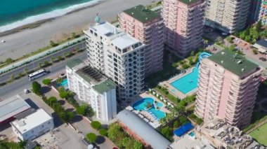 Bu lüks konut kompleksi ilk sahil şeridinde nefes kesici deniz manzaralı lüks yaşam sunuyor..