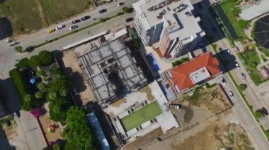 Becerikli işçilerle dolu, uzmanlıklarını sergileyen hareketli bir şantiye..