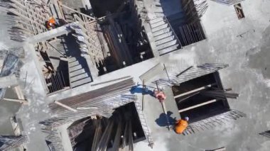 İşçilerin işlerle ustalıkla ilgilendiği ve sürekli ilerleme kaydettiği hareketli bir inşaat sahası.