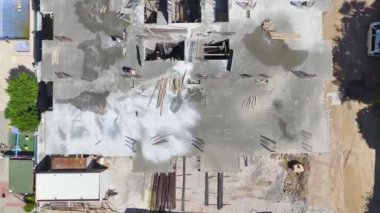 İnşaat alanı, gözle görülür bir ilerleme kaydettikleri için uzmanlıklarını sergileyen yetenekli işçilerle dolu..