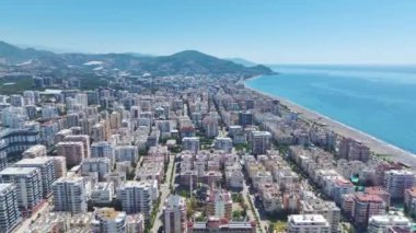 İşçilerin projenin her aşamasında gözle görülür ilerleme kaydettiği hareketli bir inşaat sahası.