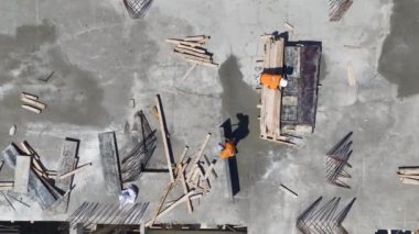 İnşaat alanındaki görevleri ustalıkla yerine getiren işçiler, inşaatta sürekli ilerleme kaydediyorlar..