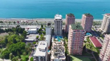 İnşaat alanı inşaat projesinde verimli ilerleme kaydeden deneyimli işçilerle dolu..