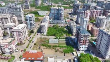 İşçiler, yoğun bir inşaat sahasında sürekli çalışarak projeyi ilerleterek deneyimlerini gösteriyorlar..