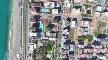 İnşaat alanındaki işçilerin işlerinde ustalıkla ilerlemelerini izleyin..