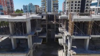 İnşaat alanı, uzman becerileri ve takım çalışmasıyla ilerleyen işçilerle dolu..