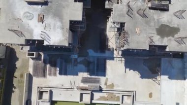 Yetenekli işçiler inşaat projesini yoğun bir alanda uzmanlıkla ilerletiyor..