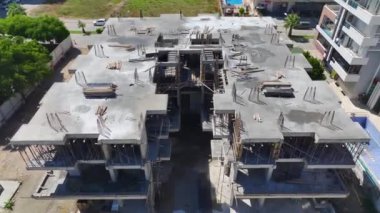 İşçiler projeyi sürekli ilerletmek için yeteneklerini kullanırken inşaat sahası faaliyetlerle dolu..