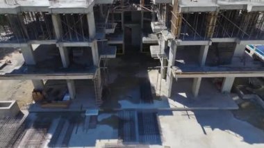 Yetenekli işçilerle dolu bir inşaat sahası projenin her bölümünde sürekli ilerleme kaydediyor..