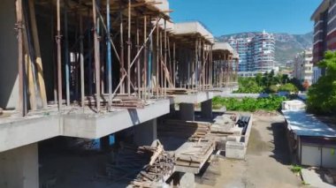 İnşaat alanındaki işçiler projeyi hassasiyetle ilerletmek için yeteneklerini kullanıyorlar..