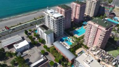 Bu lüks yerleşim yeri kıyı şeridinin ilk hattında çok güzel deniz manzaraları sunuyor..