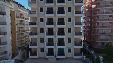 Sahil şeridinde bulunan ve deniz manzarası sunan önemli bir yerleşim yeri..