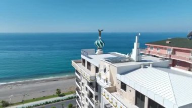 İlk sahil şeridindeki lüks sahil kompleksi okyanus manzarası sunuyor..