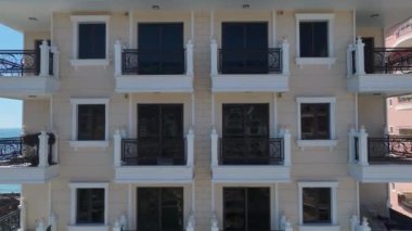 Deniz manzaralı, kıyı şeridinin ilk hattında lüks sunan çarpıcı bir yerleşim yeri..