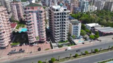 İlk sahil şeridindeki muhteşem deniz kenarı yerleşim biriminde güzel okyanus manzaraları sunuluyor..