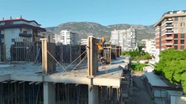 Lüks bir gökdelen inşa ediliyor ve her katta kalifiye işçiler düzenli olarak inşa ediliyor..