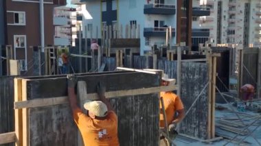 Her katta gözle görülür bir gelişmeyle, üst düzey bir binanın inşaatını izleyin..