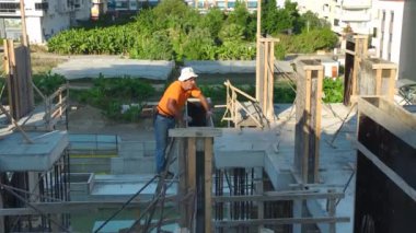 Her kat şekillenirken elit bir gökdelen inşaatında sürekli ilerleme kaydediliyor..