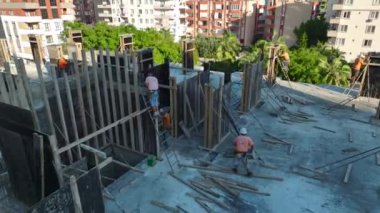 Yetenekli işçiler lüks bir yüksek katın inşaatında ilerlemektedirler..