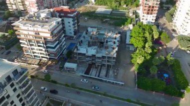 Lüks yüksek binaların inşaatı devam ediyor ve işçiler her aşamayı verimli bir şekilde tamamlıyorlar..