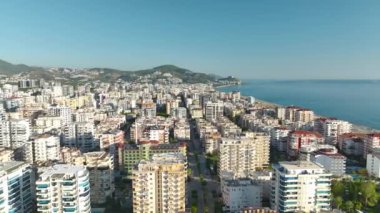 Lüks bir yüksek bina inşa ediliyor ve işçiler her katı düzenli olarak inşa ediyorlar..