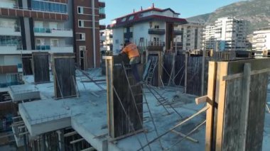 Seçkin, yüksek katlı bir binanın inşaatı gözle görülür bir ilerleme kaydederek sürekli ilerliyor..