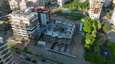 İşçiler her safhayı tamamlarken, lüks bir gökdelen inşa ediliyor..