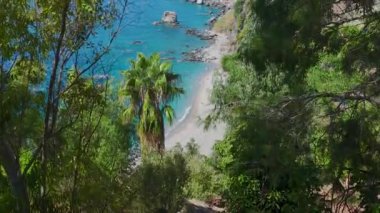 İnsanların kürek çektikleri, kristal berraklığında yüzdükleri ve güneşin tadını çıkardıkları sihirli bir sahil..