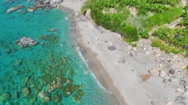 İnsanlar güneşli bir günde kürek çekmeyi, yüzmeyi ve büyülü bir sahilde güneşlenmeyi severler..