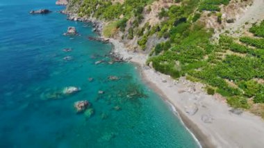 İnsanlar güzel, kristal berrak suyla bir plajda kürek çeker ve yüzer..