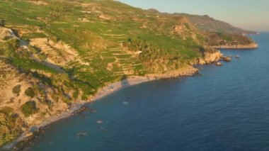 İnsanların yüzüşünü, rahatlamasını ve temiz suları olan güzel bir sahilde kürek çekişini izlerim..