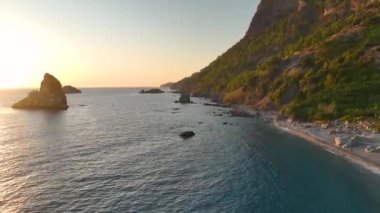 İnsanlar güneşli bir günde temiz suyla yüzmeyi ve kürek çekmeyi severler..