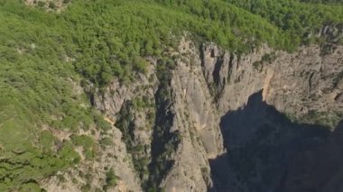 İki arkadaş kanyonların kenarında poz vererek Türkiye 'nin nefes kesici manzarasını yakalıyor.