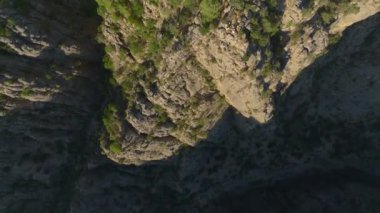 İki arkadaş, Türkiye 'de bir kanyonun kenarındaki nefes kesici manzaranın keyfini çıkararak fotoğraf çekiyorlar..