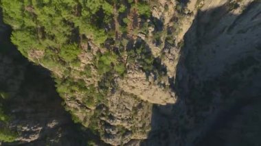 İki arkadaş, bir kanyonun yamaçlarında poz verirken Türkiye 'nin güzelliğini yakalıyor.