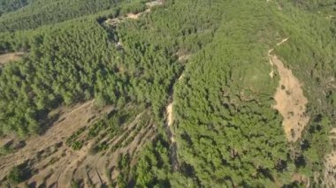 İki arkadaş kanyonun kenarında poz vererek, Türk doğasının nefes kesici manzarasının tadını çıkarıyorlar..