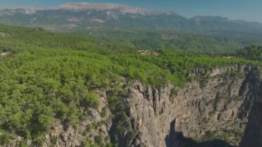 İki arkadaş manzaranın tadını çıkarıyor ve Türkiye 'nin güzelliğiyle çevrili kanyon kenarında poz veriyorlar..
