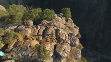 Türkiye 'de bir kanyonun kenarında poz veren iki arkadaş, doğal güzelliğin tadını çıkarıyor.