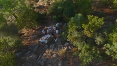 Türkiye 'de bir kanyonun kenarında poz veren iki arkadaş nefes kesici fotoğraflar çekiyor.