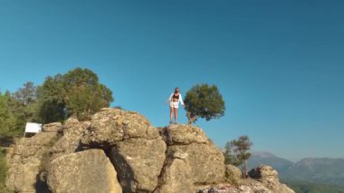 Türkiye 'de kanyonların kenarında duran iki arkadaş, çarpıcı arka planla poz veriyor.