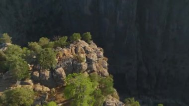 Türkiye 'de bir kanyonun kenarında duran iki arkadaş, çarpıcı manzarayı yakalıyor.