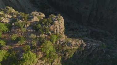 Türkiye 'de nefes kesici manzaralarla çevrili güzel bir kanyonun kenarında iki arkadaş poz veriyor.