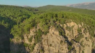 Arkadaşlar, Türkiye 'deki kanyon manzarasının keyfini çıkararak, çarpıcı manzaranın kenarında birlikte poz veriyorlar.