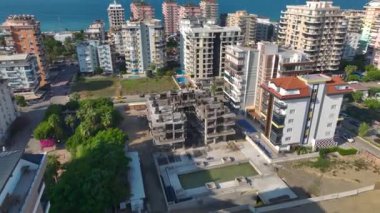 İşçiler ve ağır ekipmanların faaliyet gösterdiği yüksek binalar inşa ediliyor.