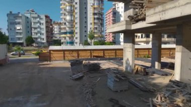 İşçilerin ve vinçlerin birlikte çalıştığı büyük bir inşaat alanı..