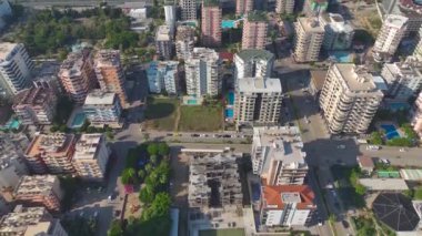 Vinçler ve işçiler işlek bir inşaat sahasına yüksek katlı bir yapı inşa ediyorlar..