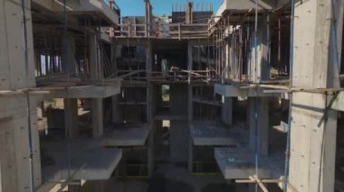 Vinçler ve işçiler işlek bir şantiyedeki yüksek binalarda ilerleme kaydediyorlar..