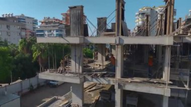 İşçiler ve turnalar yüksek binaların inşasında ilerleme kaydediyorlar..